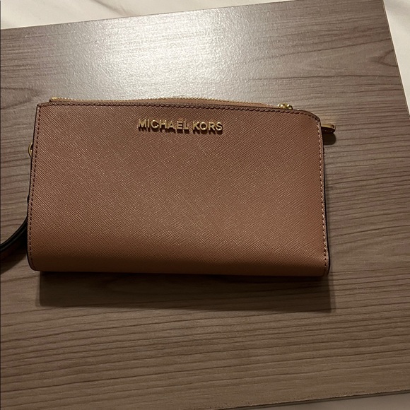Michael Kors Tan Wallet with Gold Logo - Picture 1 of 3